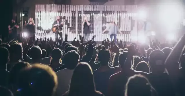 Zdjęcie Ile trwa koncert Hurts? Odkryj zaskakujące szczegóły występu!
