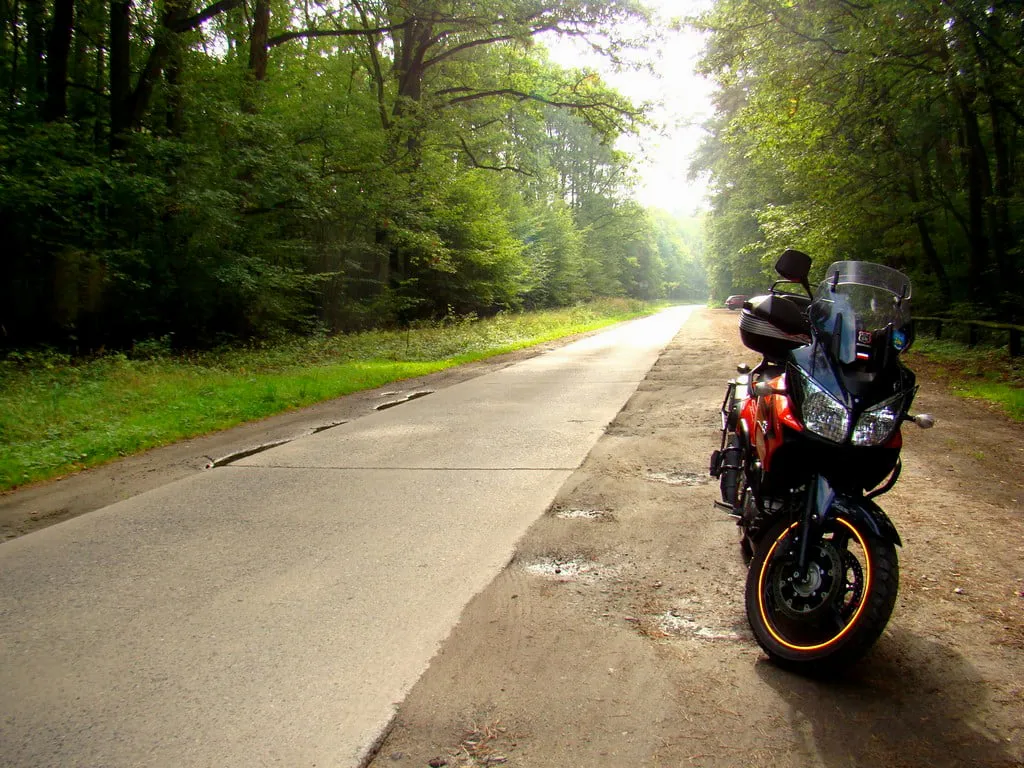 Zdjęcie Najlepsze trasy motocyklowe w Poznaniu – malownicze szlaki i praktyczne porady