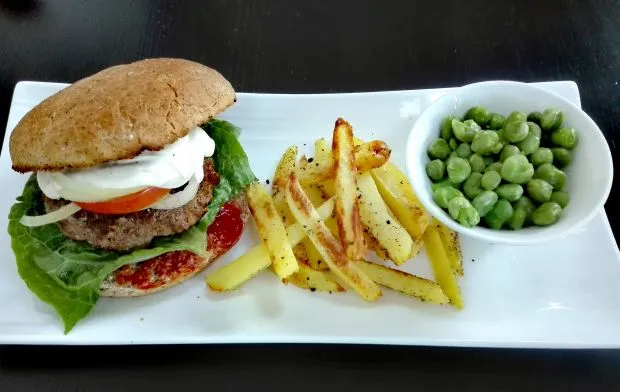 Zdjęcie Ile kalorii ma burger wołowy z frytkami? Zaskakujące wartości!