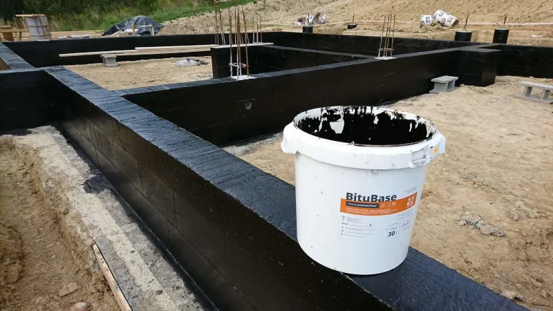 Zdjęcie Jak właściwie zabezpieczyć fundamenty domu przed wilgocią i wodą? Najlepsze materiały do smarowania fundamentów