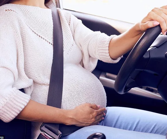 Zdjęcie Jak bezpiecznie zapinać pasy w ciąży? Praktyczne porady dla przyszłych mam