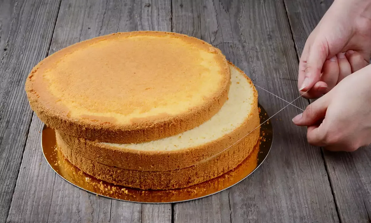 Zdjęcie Jak przekroić biszkopt na tort, aby uzyskać idealne warstwy?