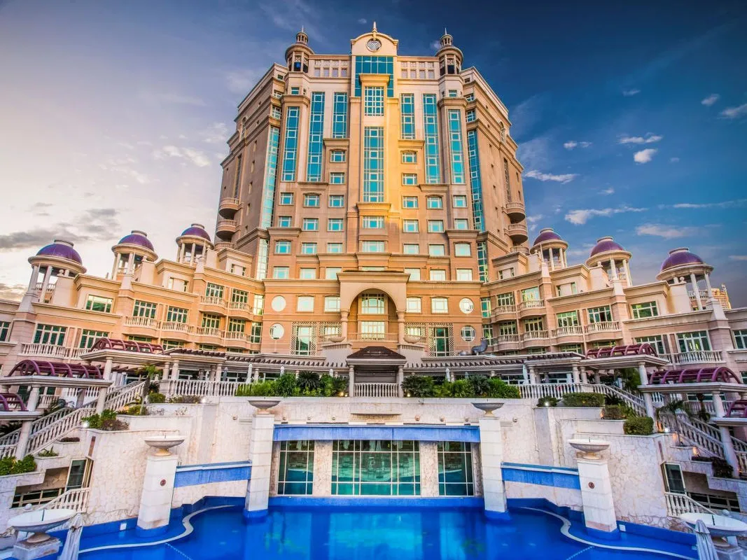 Zdjęcie Ile kosztuje hotel w Dubaju? Ceny, porady i ukryte koszty noclegów