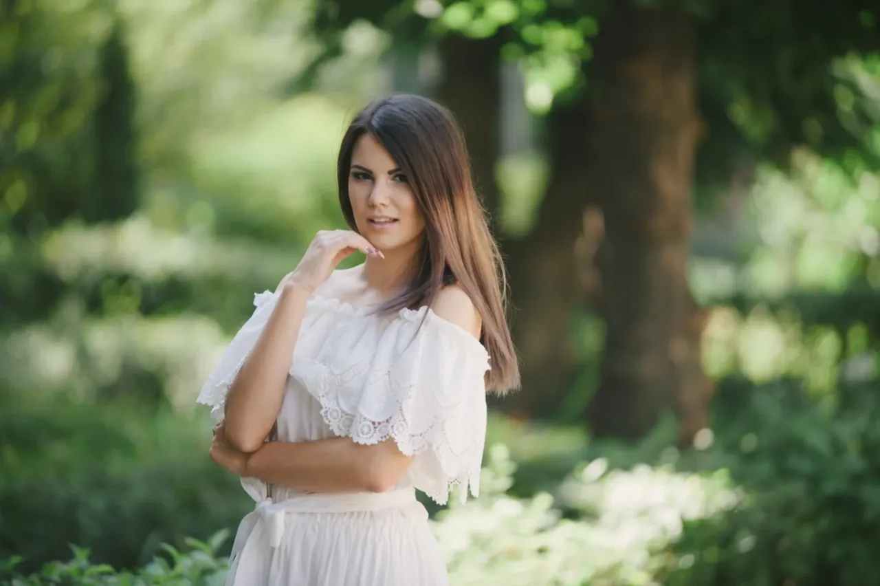 brudna biała sukienka we śnie