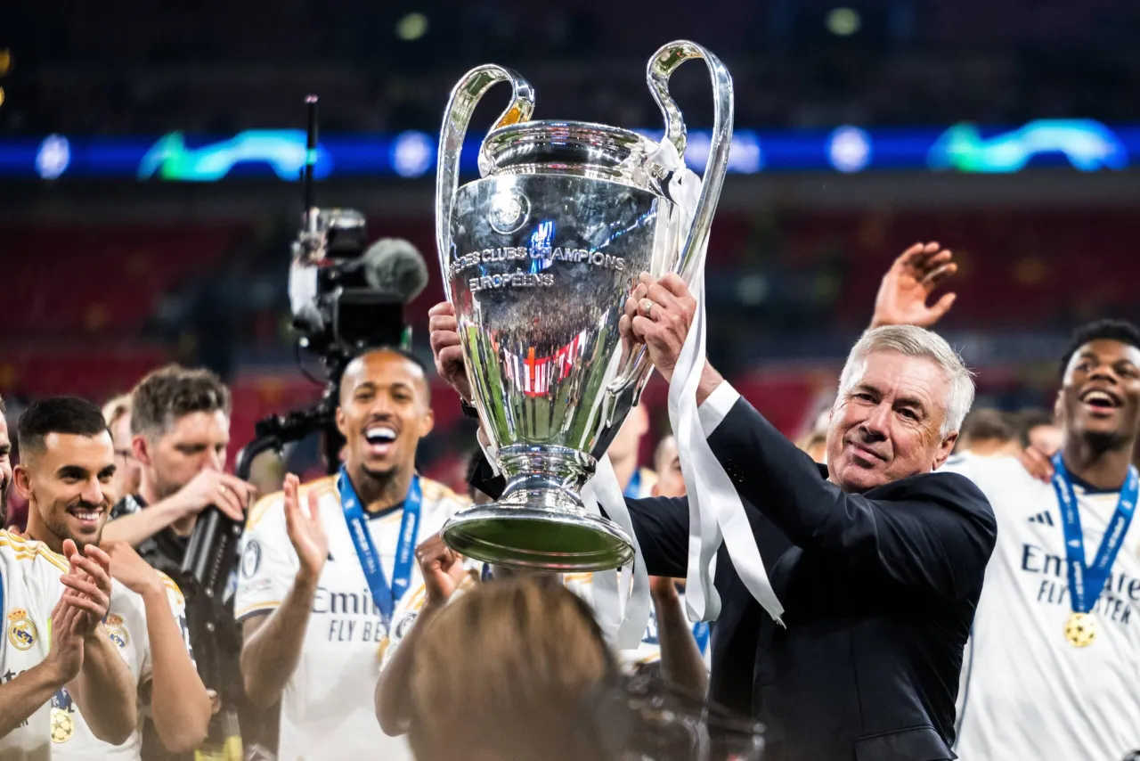 Carlo Ancelotti z pucharem Ligi Mistrz&oacute;w. Po emocjonującym finale, radość piłkarzy Realu Madryt.