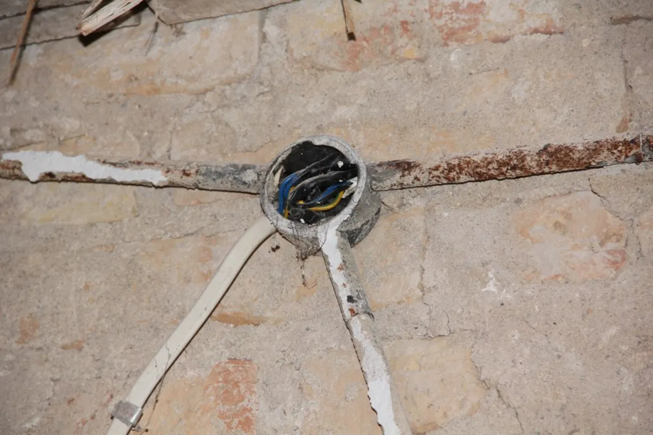 Uszkodzona instalacja elektryczna w domu