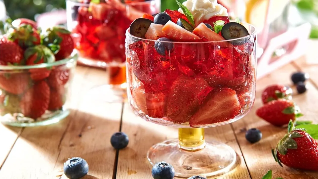 Galaretka malinowa z bitą śmietaną i świeżymi owocami