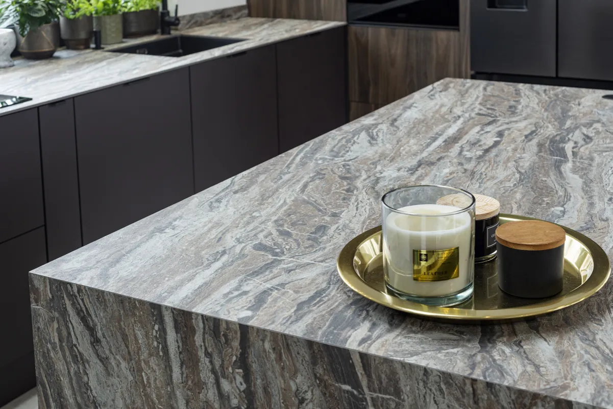 Nowoczesne blaty laminowane imitujące kamień i beton