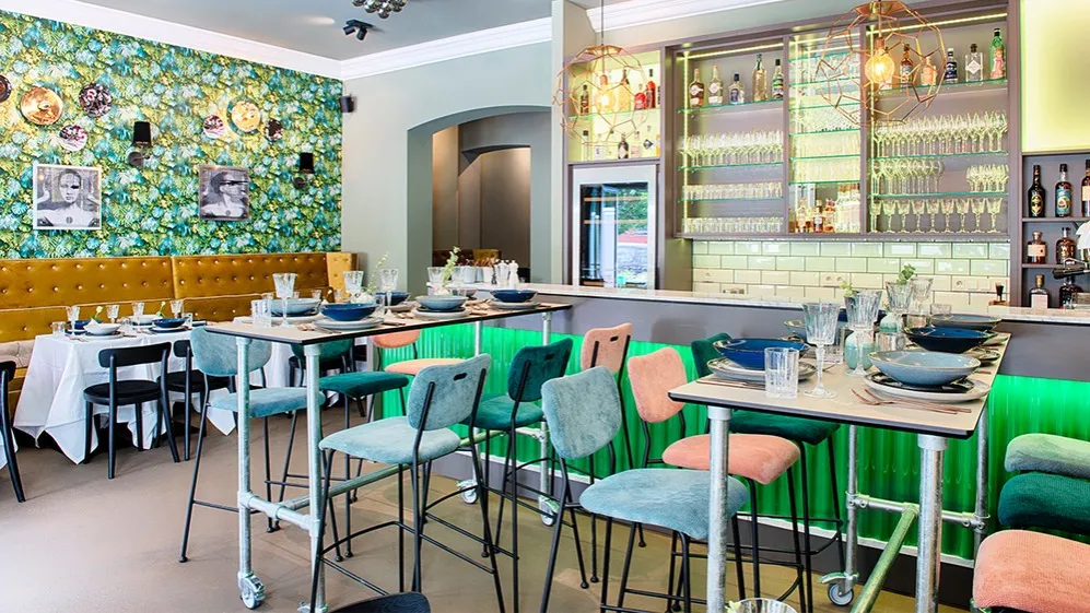 stilvolles Interieur eines modernen veganen Restaurants