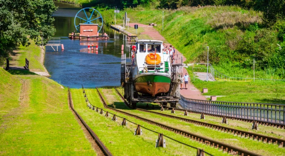 Kanał Elbląski statek na pochylni