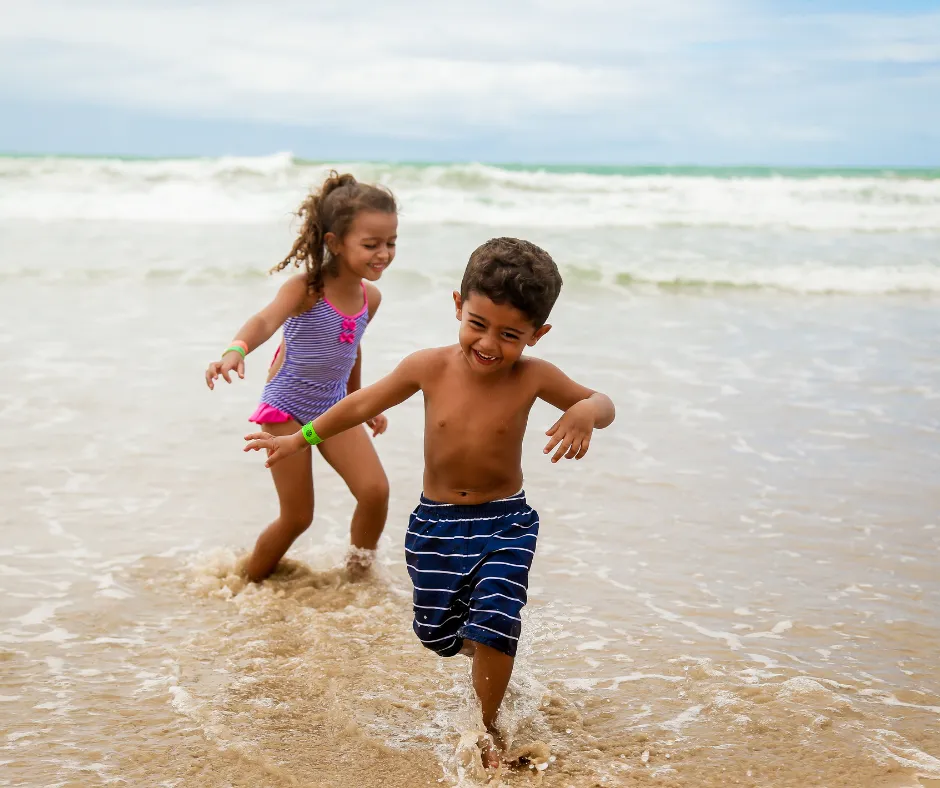 dzieci na plaży Grecja