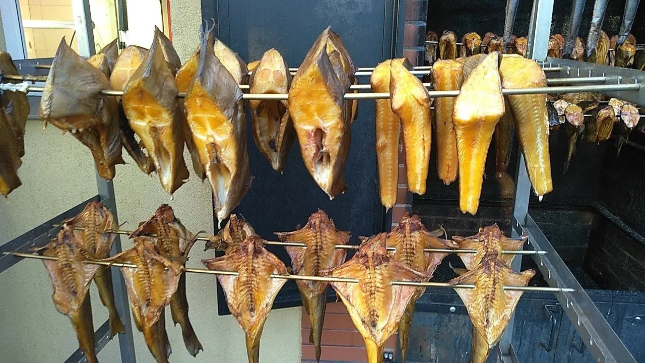 Świeża ryba wędzona nad morzem