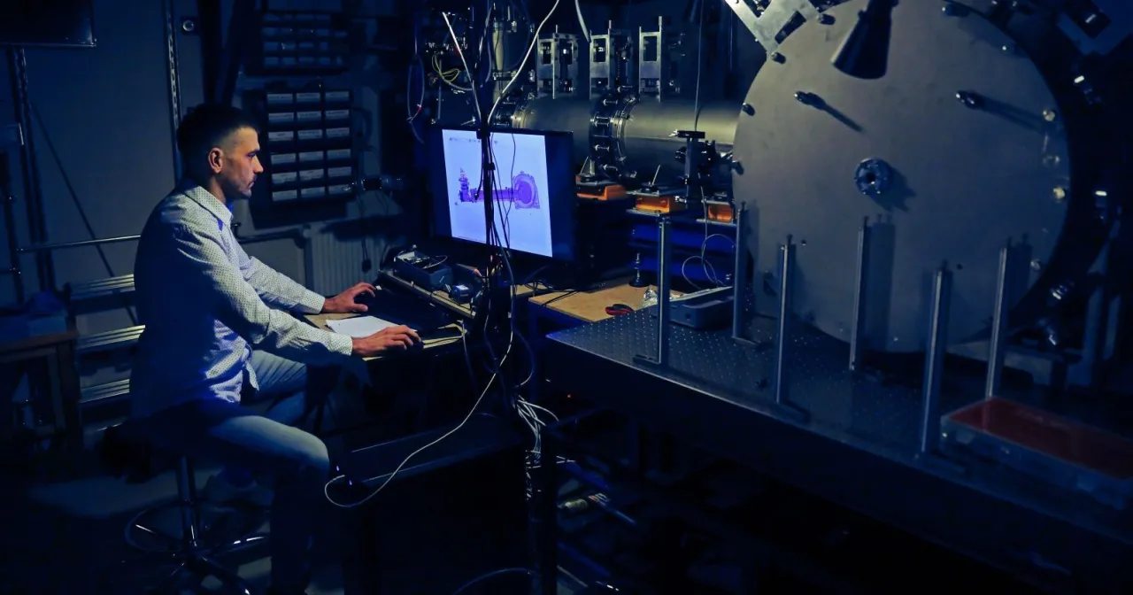 Fizyk w laboratorium i przy komputerze