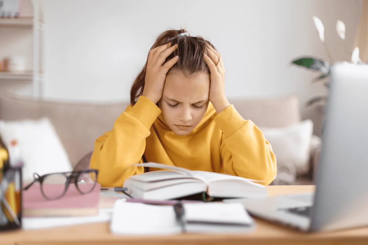 uczeń przeszkadzający na lekcji, uczeń z wadą wzroku w klasie