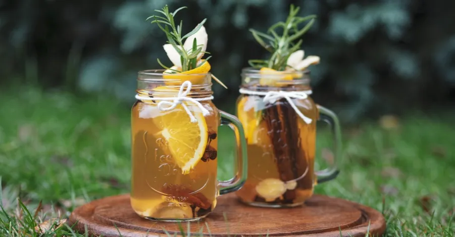 przytulna herbata z imbirem i miodem, słoik marynowanego imbiru