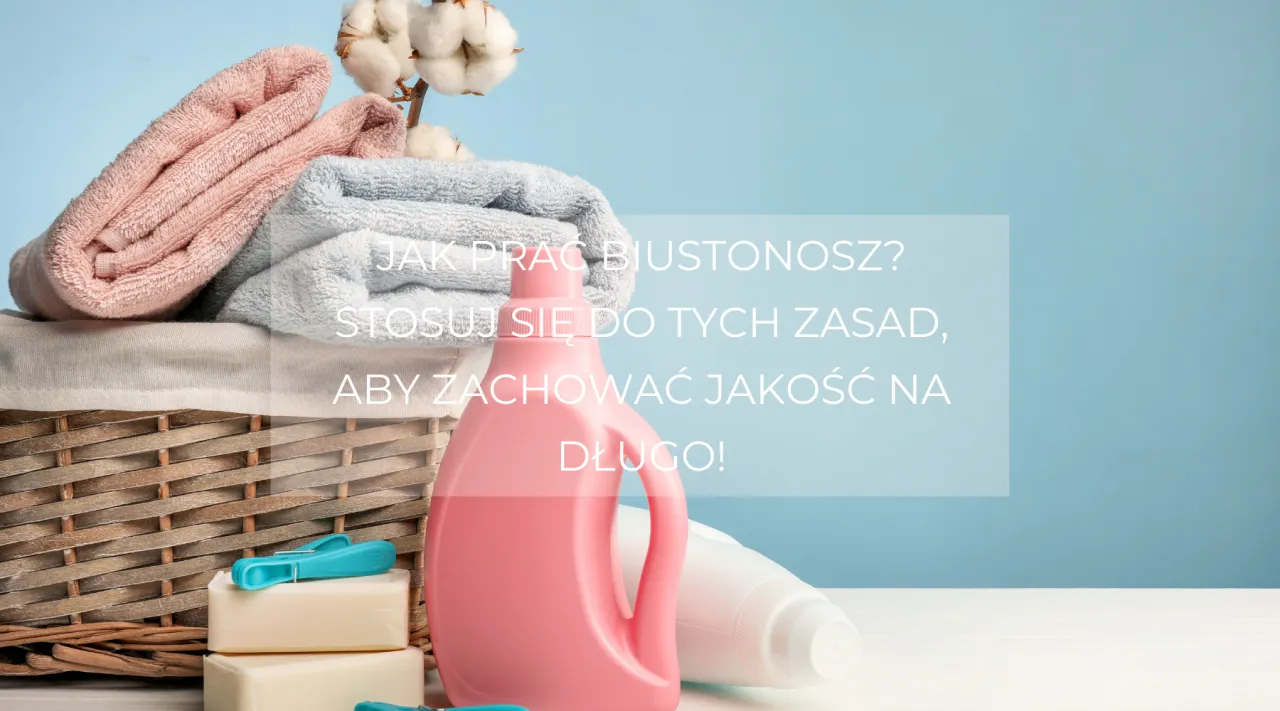 Koszyk z ręcznikami, mydłem i płynem do prania. Tekst: 