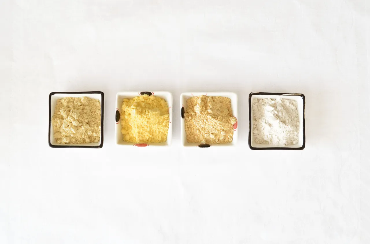 r&oacute;żne mąki bezglutenowe w miseczkach