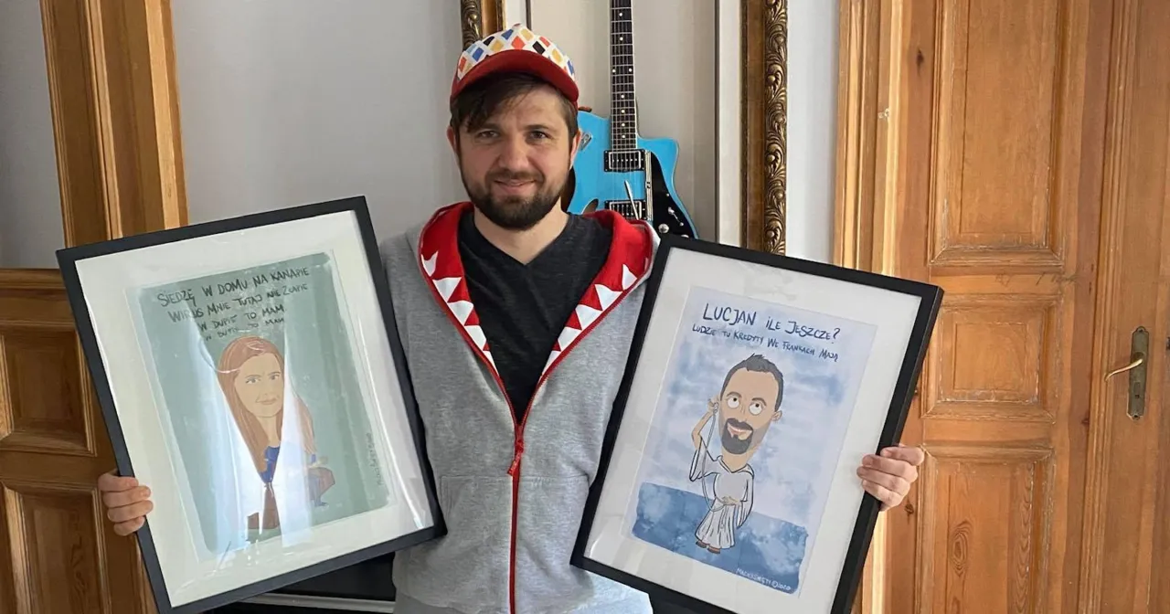 Osoba malująca z uśmiechem