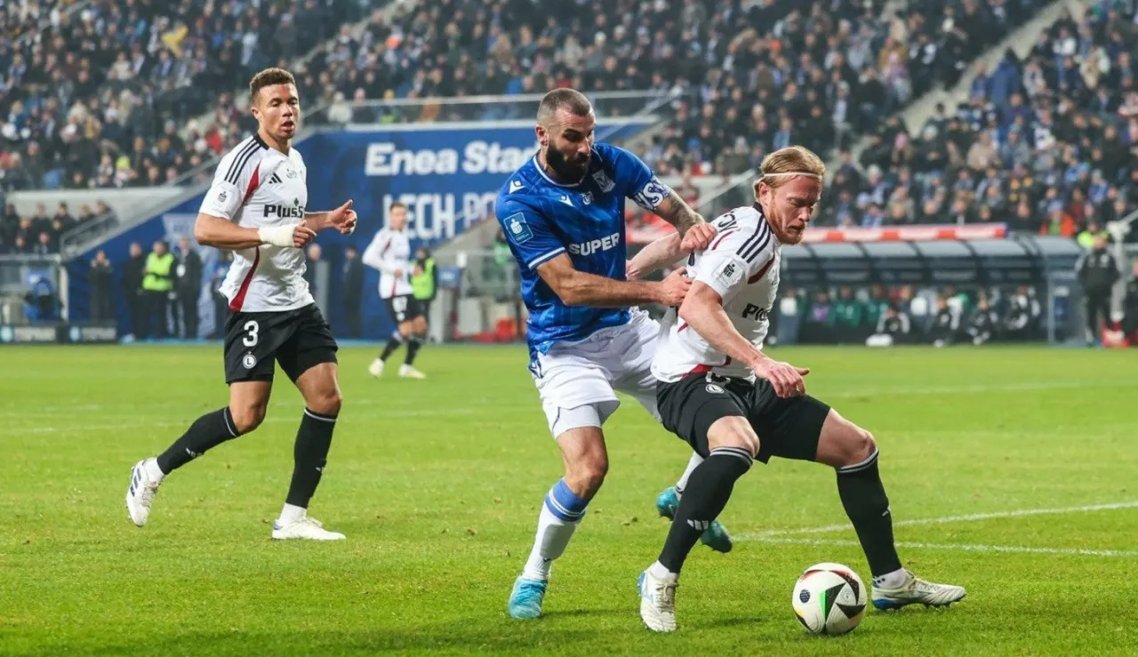 Piłkarze walczą o piłkę na boisku. W tle trybuny pełne kibiców. Zbliża się koniec sezonu, a to kluczowy moment, by zdobyć punkty i zobaczyć, ile zostało kolejek ekstraklasy.