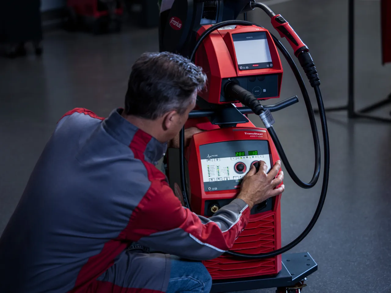 spawacz ustawiający parametry spawarki