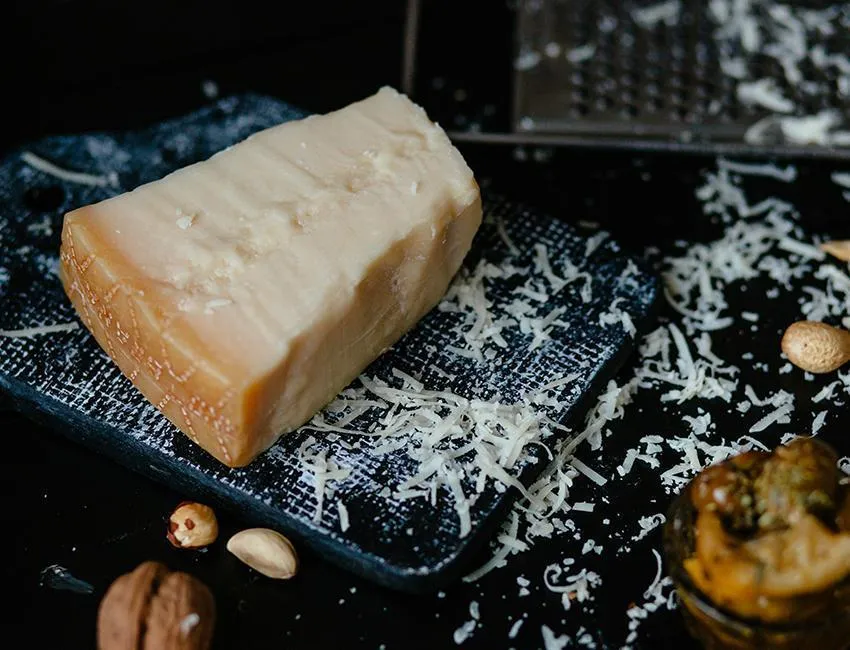 Zdjęcie Czy parmigiano reggiano to parmezan? Poznaj kluczowe różnice