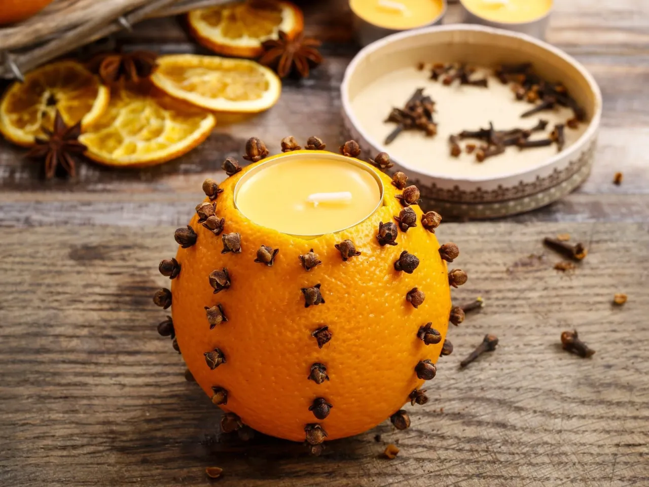 Dekoracje z pomarańczy i goździk&oacute;w