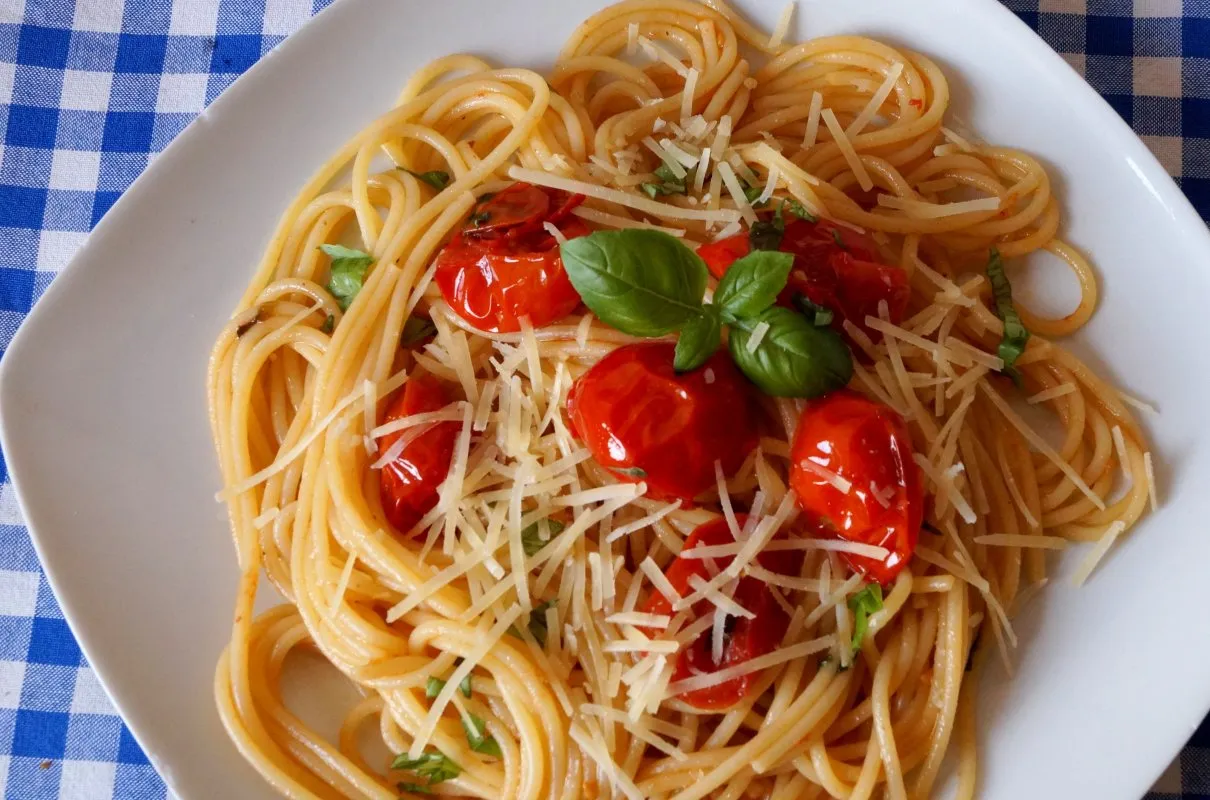 serwowanie spaghetti aglio olio pomidorki