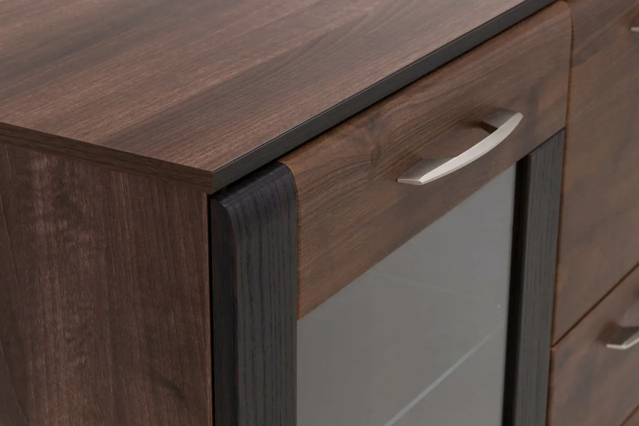 Testowanie środka do usuwania kleju na niewidocznym miejscu mebla