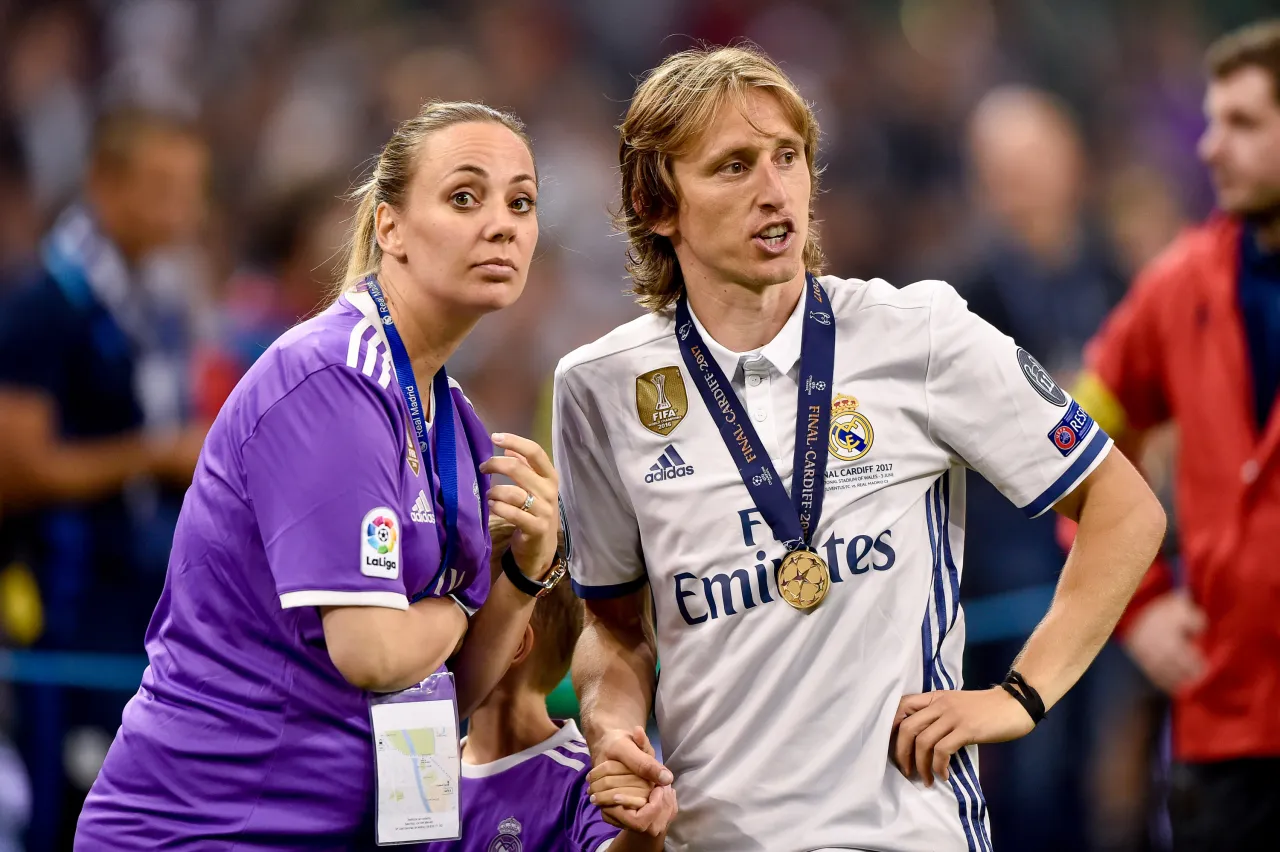 Luka Modrić z żoną Vanessą i synem po wygranym finale Ligi Mistrz&oacute;w 2017.