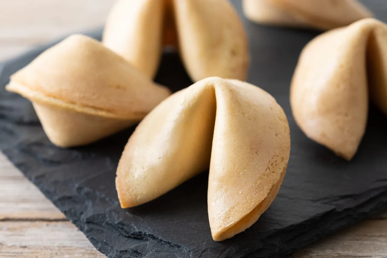 Nieudane ciasteczka z wr&oacute;żbą i udane ciasteczka z wr&oacute;żbą obok siebie