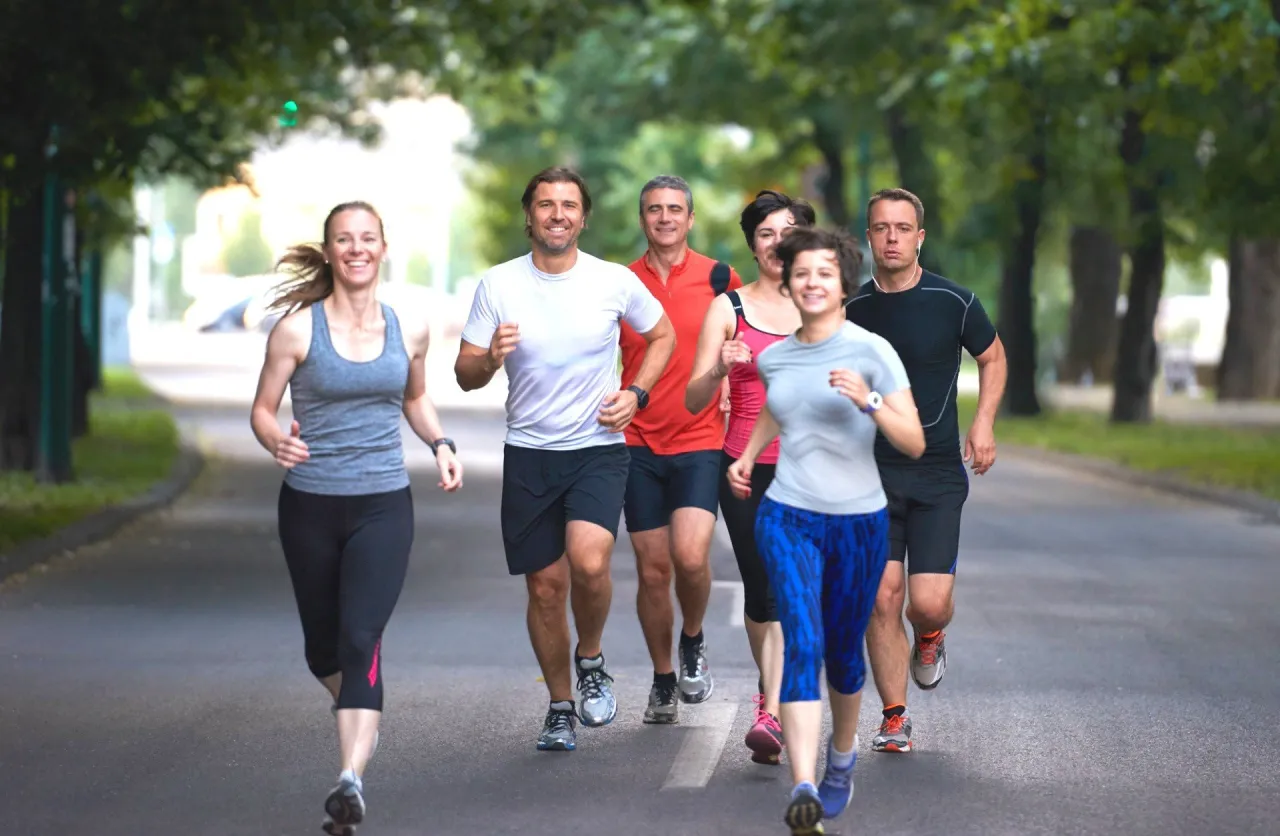 różne osoby uprawiające różne sporty: bieganie, siłownia, joga, spacer