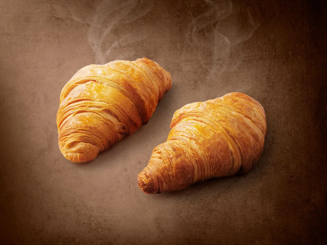 Dwa złociste, parujące croissanty. Zastanawiasz się, ile kalorii ma croissant z Lidla?