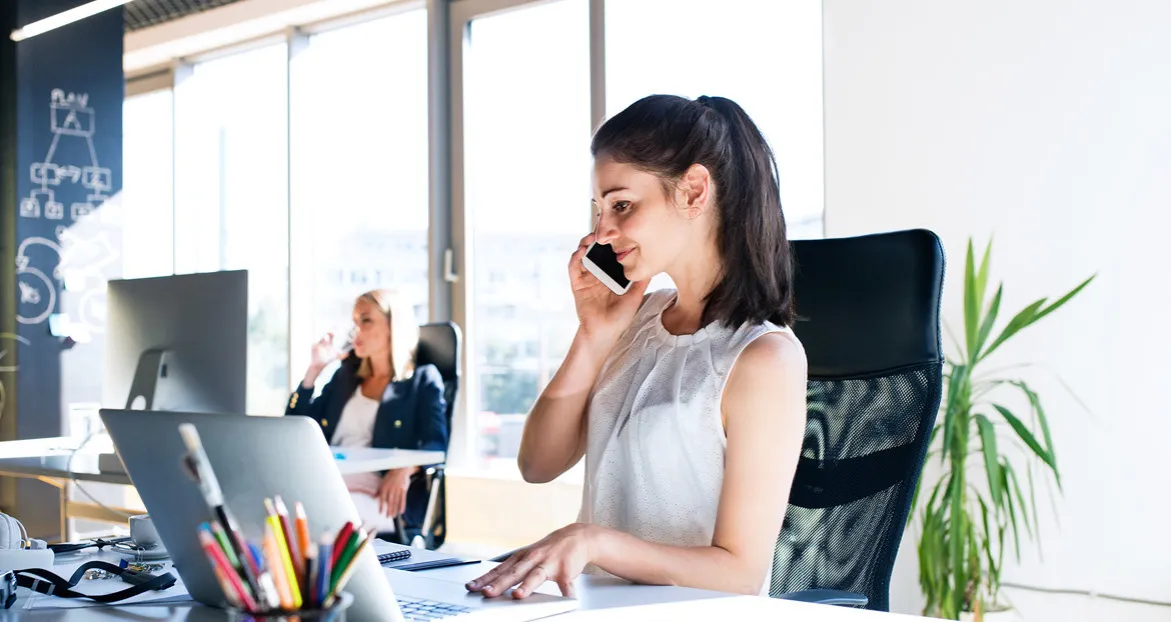 spedytor międzynarodowy przy pracy