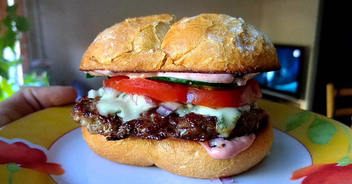 burger z serem i dodatkami