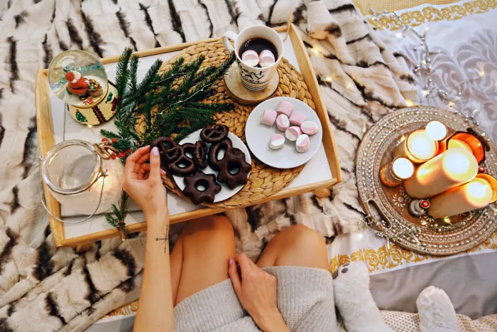 świąteczny wieczór filmowy w domu kakao koc i lampki