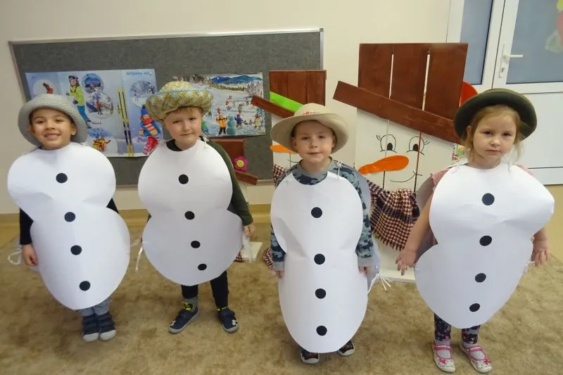 dziecko w stroju bałwanka DIY, jak zrobić tuł&oacute;w bałwanka z ubrań