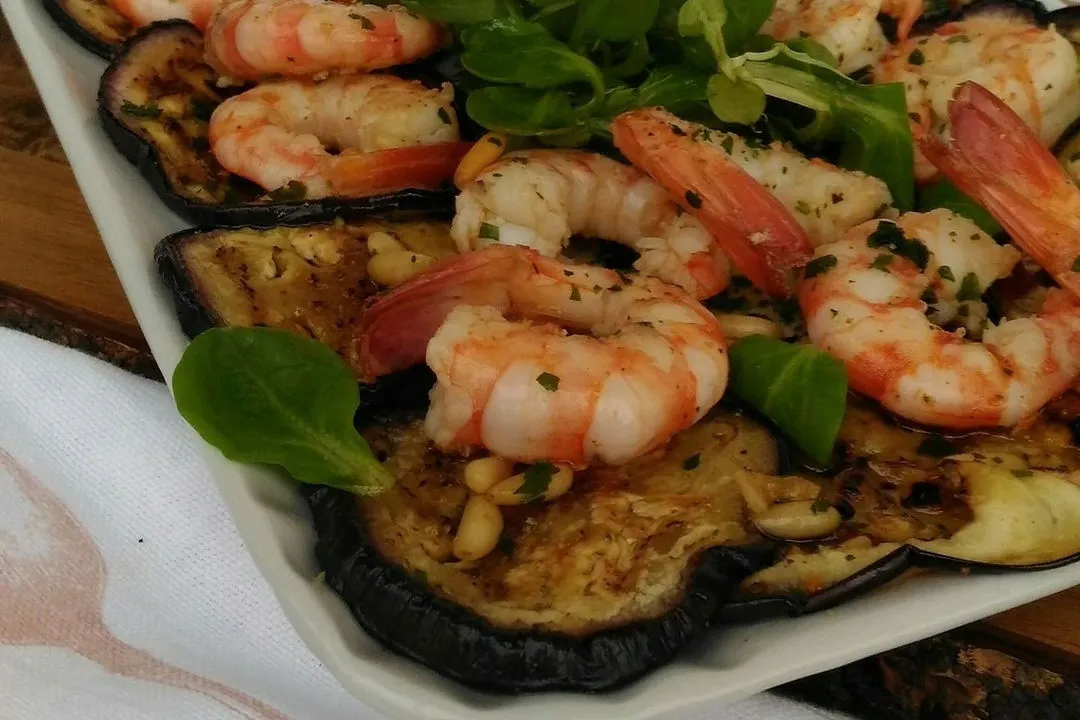 Gamberi freschi e melanzane di stagione