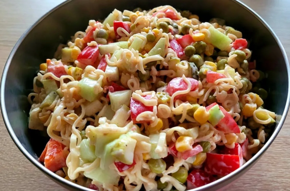 sałatka z zupek chińskich z kurczakiem gotowa