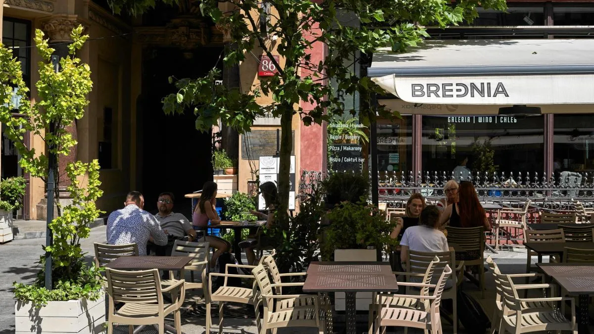 Ulica Piotrkowska Łódź wieczorem, restauracje, ogródki letnie