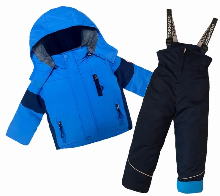 przedszkolak w dwuczęściowym stroju zimowym kurtka i spodnie