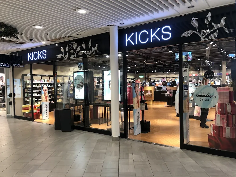 Wnętrze szwedzkiej drogerii &Aring;hl&eacute;ns Kicks
