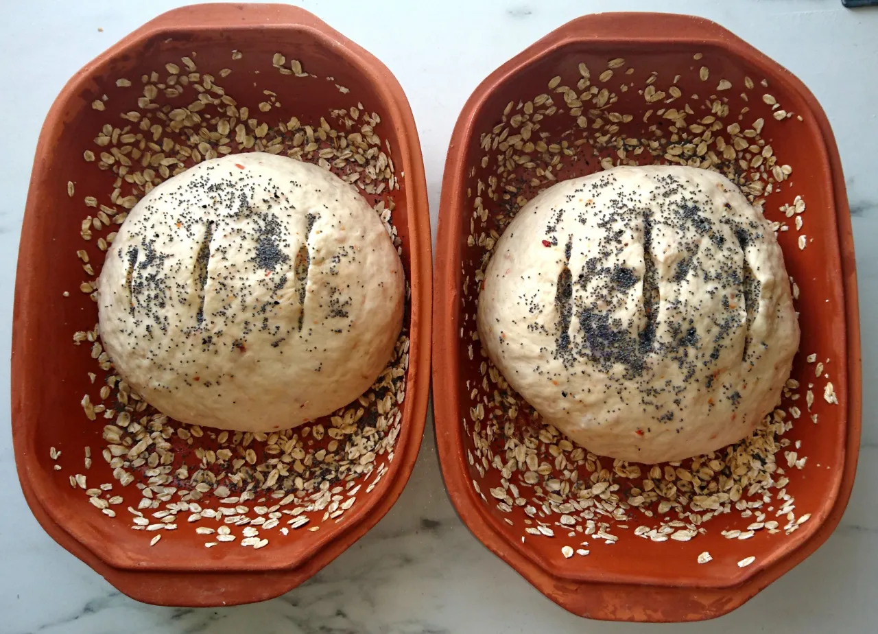 porównanie garnka żeliwnego i rzymskiego do chleba