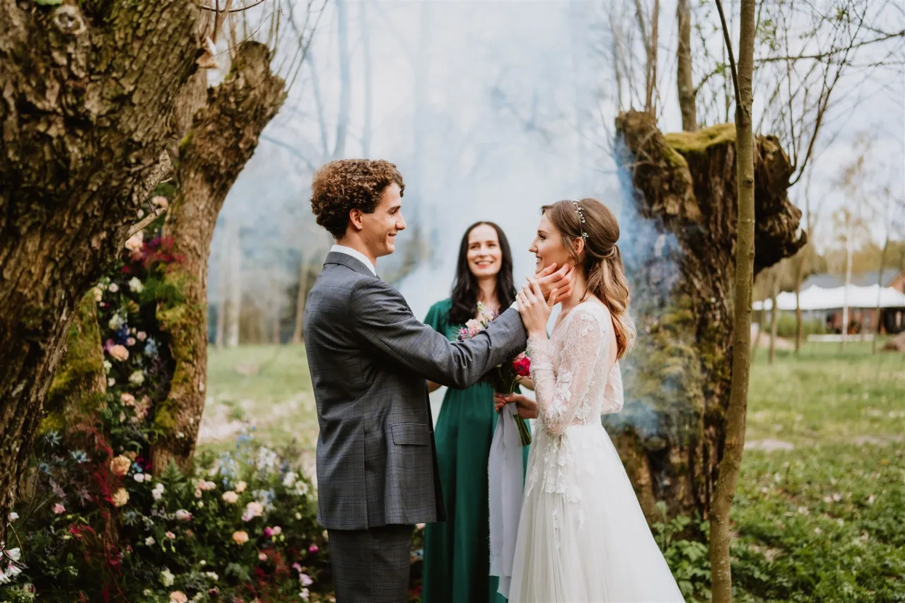 ślub humanistyczny w plenerze para młoda