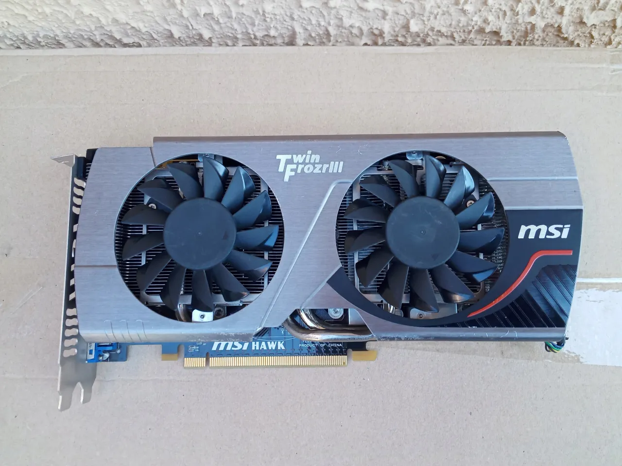 Karta graficzna MSI Twin Frozr III GTX 560 Ti z dwoma wentylatorami, gotowa do pracy.