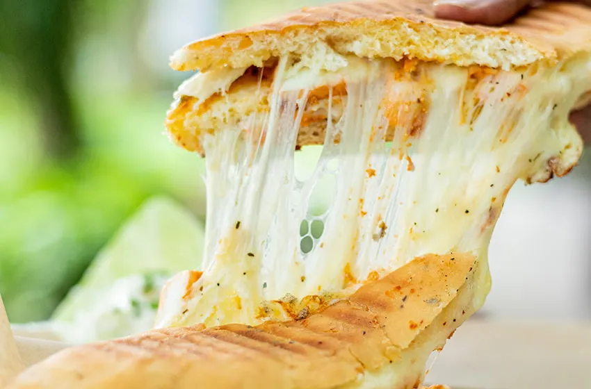 r&oacute;żne sery do pizzy, stopiony ser na pizzy