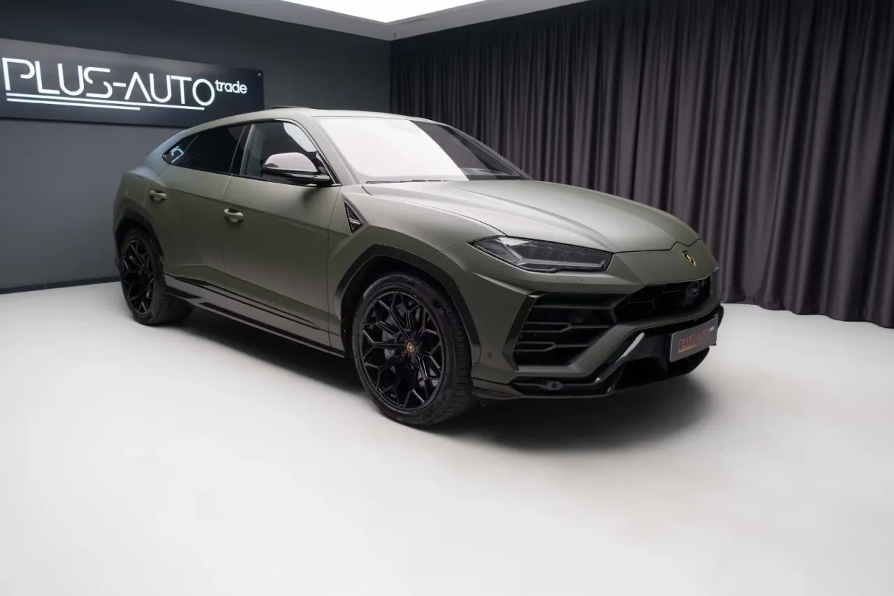 Matowy, zielony Lamborghini Urus na czarnych felgach. Zastanawiasz się, ile kosztuje Lamborghini Urus? Ten SUV to marzenie wielu.