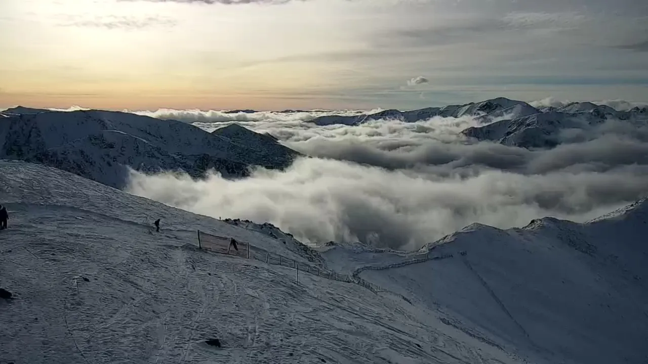 Widok z kamery na Kasprowy Wierch w Zakopanem. Morze chmur otula ośnieżone szczyty Tatr.