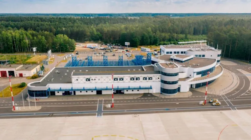 Lotnisko Szczecin-Goleni&oacute;w z widocznymi środkami transportu do centrum