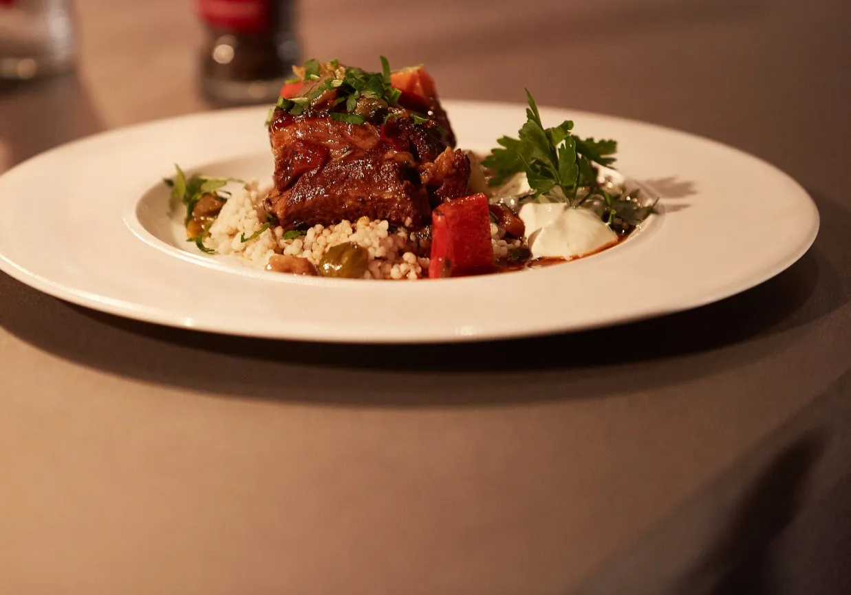 Pyszne żeberka w sosie z kaszą kuskus i jogurtem. Idealne danie, gdy zastanawiasz się, co ugotować na żeberkach.