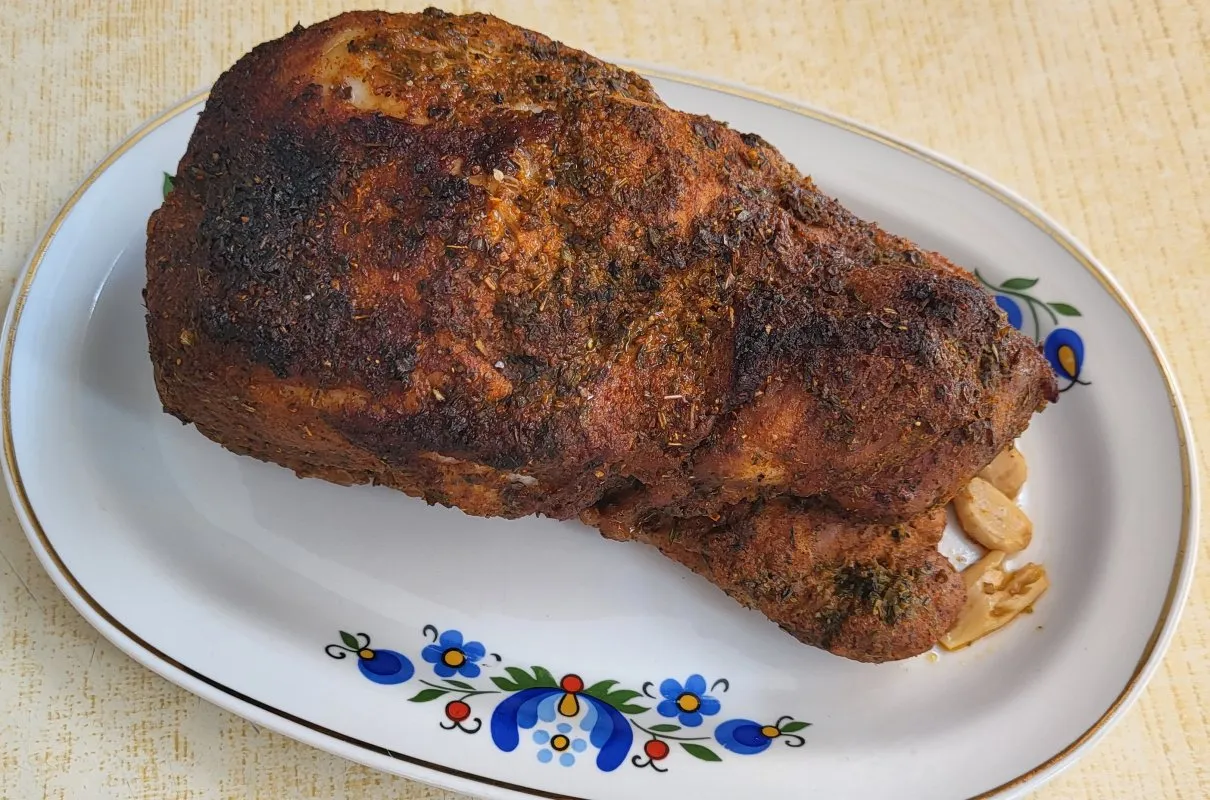 Świeża łopatka wieprzowa na desce do krojenia